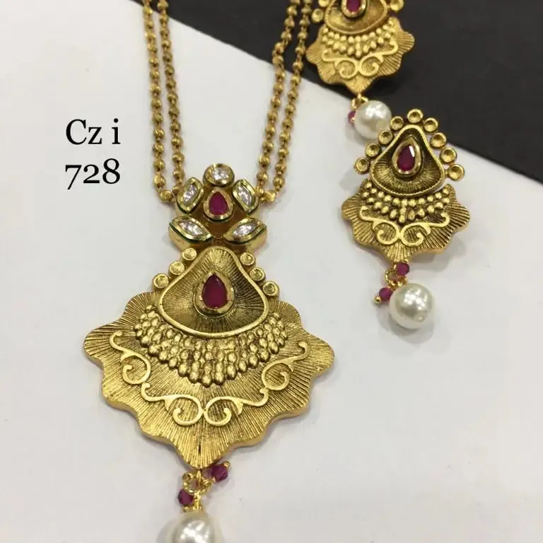 المجوهرات الهندية مع مجموعة مجوهرات كوندان الساحرة. في يوم زفافك ، دعه يكون بيان أسلوبك ، اشتر مجموعة pendent