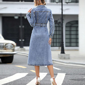 Robe longue en jean élégante pour femme, chemise en jean à boutons tendance, ceinture à la taille, coupe ajustée, col rabattu, logo sur le devant, pour l'été - Product Image 2