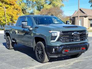 Chevrolet Silverado 3500HD LT 2024, Cabina Doble, 4x4, Volante a la Izquierda, Asientos de Cuero Oscuro, Neumáticos R19, Techo Solar Automático - Product Image 2