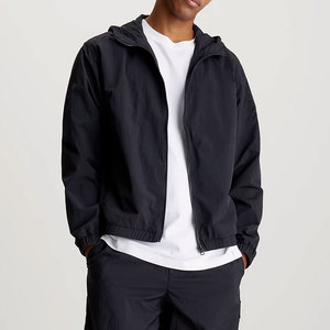 Chaqueta cortavientos con cremallera informal de invierno para hombre OEM 100% poliéster impermeable con capucha y forro de malla con cuello levantado - Product Image 2