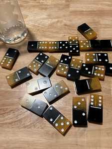 Juego de mesa cuadrado de madera con dados de resina y dominó de resina para niños y adultos - Product Image 2