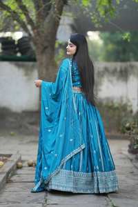 Mariage spécial Lehenga Choli fil et séquence brodé travail plitting motif complet cousu Lehengas Sari pour les fêtes - Product Image 3