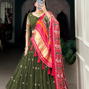 งานเย็บปักถักร้อยหนัก lahenga choli กับ dupatta พิมพ์สำหรับคอลเลกชันงานแต่งงาน - Product Image 1