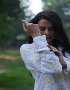 Amarillo Floral Algodón Fácil Ajuste Bloque Impreso Camisa Botón Frente Mangas completas Cuello Top India Proveedor Tejido Método - Product Image 4