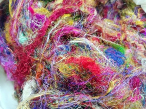 Fibre de soie sari multicolore sur mesure, fabriquée à partir de déchets de soie sari en plusieurs couleurs assorties, adaptée au bain - Product Image 4