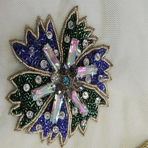 Patchs à fleurs brodées de conception unique Type de tissu éponge non tissé Tissu de broderie de qualité supérieure - Product Image 1