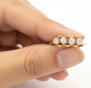 Elegante Anillo de Bodas con Diamantes en Racimo y Diseño de Círculo Enlazado en Oro para Mujer - Product Image 2