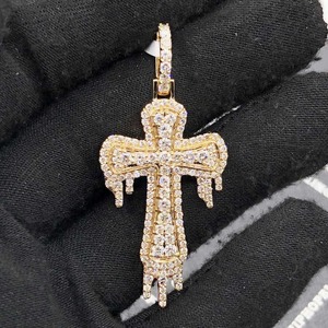 Pendentif croix plaqué or Hip Hop avec design goutte à goutte, collier en moissanite glacé, fiançailles, luxe, unisexe, disponible en vente - Product Image 3