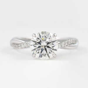 Bague torsadée Moissanite à coupe ronde pour femme - Product Image 4