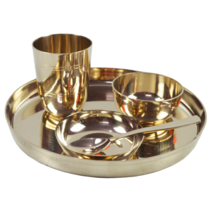 Latón de alta calidad Bhojan Thali Set Golden Shiny Pulido 5 piezas Regalo para la decoración de la Mesa del hogar Hecho a mano Venta al por mayor Bajo costo - Product Image 4