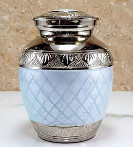 Urna de cremación azul pálido con diseño acolchado y detalles plateados ornamentados. Disponible a precio mayorista. - Product Image 1