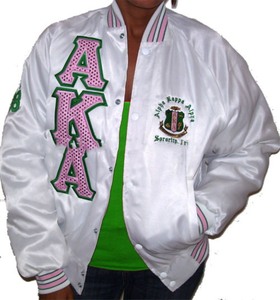 Chaqueta Bomber de satén personalizada al por mayor para hombre Varsity de satén de seda con cuello levantado y logotipo bordado en la parte delantera inspirado en el béisbol - Product Image 3