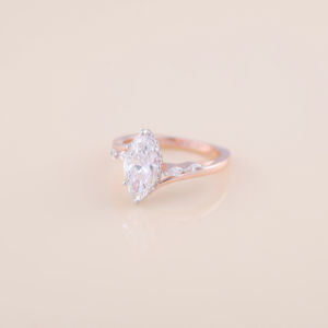 Bague de fiançailles avec diamant de laboratoire taille marquise de 1,30 carat |   Bague en or rose, blanc et jaune 14 carats à tige fendue, certifiée IGI, plaquée rhodium - Product Image 3