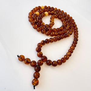 Mala bouddhiste en ambre naturel cognac doré, 108 perles - Product Image 4