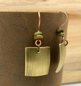 ต่างหูทองแดงโบราณดีไซเนอร์สำหรับผู้หญิงที่มีรายละเอียดงานฝีมือที่ได้รับแรงบันดาลใจจากดอกไม้เหมาะสำหรับสวมใส่ในชีวิตประจำวัน - Product Image 1