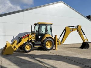 รถตักล้อยาง CAT 424 สีเหลือง พร้อมบุ้งกี๋ตักด้านหน้าและแขนขุดด้านหลัง - Product Image 3