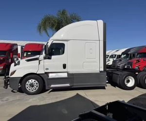 Camión Semirremolque Usado Freightliner Cascadia 126 Sleeper 2023 2024 con Techo Elevado de 72 Pulgadas, Motor Detroit de 455 HP, Transmisión Automática Dt12 de 12 Velocidades - Product Image 2