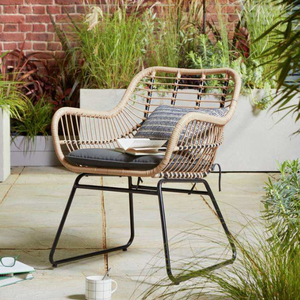 Sillón Minimalista de Ratán con Estructura de Hierro Negro y Cojín Suave, Ideal para Terrazas, Salas de Estar y Cafés Modernos - Product Image 5