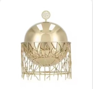 Marmite en métal de luxe au fini doré Casserole artisanale de forme ronde avec bouton sur le dessus Décoration royale de table Pot chaud de stockage des aliments - Product Image 6