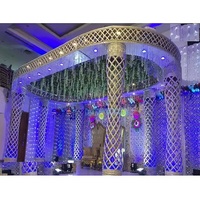 Magnifique mandap de mariage en cristal de forme ovale avec des piliers en cristal taillés en diamant, décoration de mandap de mariage luxueuse, installation de décoration américaine