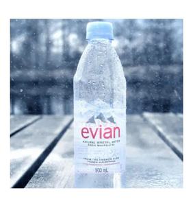 Disfrute del agua Evian a la venta: mantenga su cuerpo hidratado y su mente fresca con minerales naturalmente equilibrados en cada sorbo. - Product Image 1