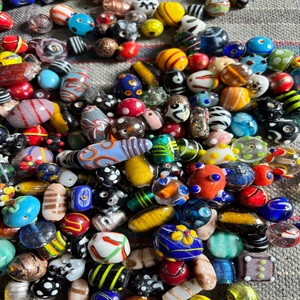 Conchas de mar Raja cauri naturales hechas a medida disponibles con agujeros perforados, ideales para diseñadores de joyas y tiendas de cuentas para reventa - Product Image 2