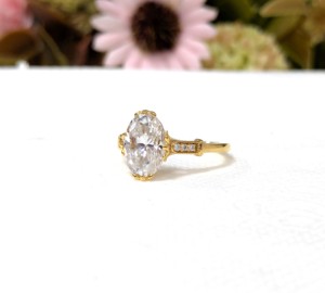แหวนหมั้นสไตล์วินเทจประดับโมอิสซาไนต์ทรงรี 2.25 กะรัต ทองคำแท้ 14K สีเหลือง รับรองโดย IGI ตัวเรือนแบบหนามเตย ดีไซน์หรูหรา - Product Image 2