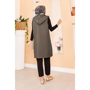 Chaleco Acolchado con Capucha para Mujer, Color Visón Oscuro, con Detalle de Botones Dorados, Talla Grande, Ropa de Invierno, Tejido de Punto, Bordado de Piel - Product Image 4