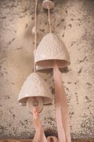 Cloche de vache en céramique faite à la main traditionnelle avec un look de campagne rustique idéal pour les décorations intérieures et extérieures