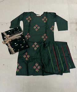 La dernière robe de réception en chinon avec des motifs floraux et des bordures de perles - Product Image 6