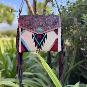 Bolso de Mano de Cuero con Diseño Azteca, Bolso de Cuero con Flecos Tallados a Mano, Estilo Occidental, Bolso Cruzado para Mujer - Product Image 1