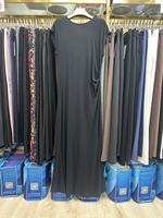 Robe longue noire à col rond et drapé latéral avec manches courtes pour collections de boutiques, fabricant de robes de soirée en marque blanche