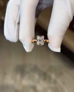 Anillo Solitario de Diamante Cultivado en Laboratorio con Forma Radiante y Elegante, Oro Amarillo de 14K, Anillo de Compromiso Clásico, Joyería Fina Personalizable - Product Image 4