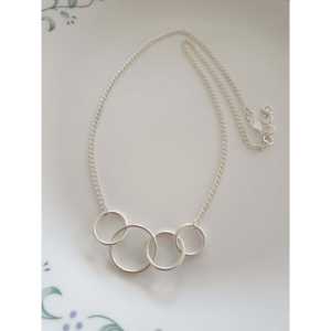 Collier pendentif personnalisé en argent à quatre cercles à emboîtement Bijoux géométriques minimalistes pour femmes et filles pour un usage quotidien et pour les fêtes - Product Image 3