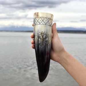 Corne à boire de qualité supérieure avec support métallique, corne viking authentique en laiton fabriquée à la main pour la bière et le vin, mug en corne naturelle d'Inde - Product Image 1