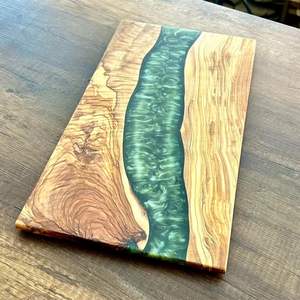 Plateau de service en résine artisanale avec incrustation élégante d'agate - Product Image 3