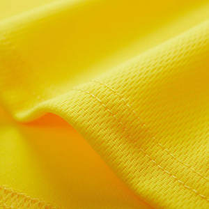 T-shirt d'entraînement de gymnastique pour hommes avec tissu extensible et respirant conçu pour le confort, la performance et le style Stock - Product Image 3