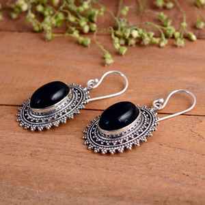 ต่างหูเงินแท้ 925 ชุบทองประดับพลอยออนิกซ์สีดำรูปวงรี ดีไซน์วินเทจแบบซันเบิร์สต์ งานแฮนด์เมด เหมาะสำหรับเป็นของขวัญในงานปาร์ตี้ เครื่องประดับอัญมณี - Product Image 3
