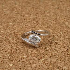 Anillo de diamante cultivado en laboratorio de oro de lujo 2 quilates corte ovalado VVS2 E Color IGI certificado ético sostenible proveedor mayorista - Product Image 1