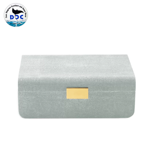 Boîte de rangement classique DPC en faux cuir shagreen avec système de verrouillage, bordure en laiton, plateau en bois et velours MDF pour colliers et bagues - Modèle 0006 - Product Image 1