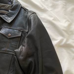 2024 veste en cuir véritable 100% pour hommes sur mesure saison d'hiver remorquage poche avant Style direct du fabricant - Product Image 3