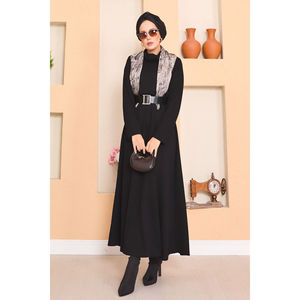 Vestido Hijab Negro Sencillo con Cuello Alto y Cintura Fruncida en Tela Crepé, Accesorio de Moda - Product Image 1
