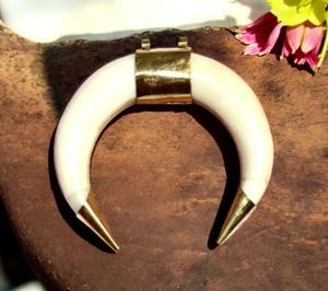 Collier avec pendentif en os de buffle, bijoux tribaux naturels et durables pour femmes, haute qualité - Product Image 1