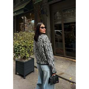 missJANELL Cárdigan de punto con estampado de leopardo para mujer en gris para todas las estaciones - Prenda exterior cómoda de ajuste estándar - Product Image 3
