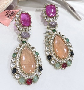 Boucles d'oreilles élégantes de haute qualité avec finition dorée, aspect pierres fusionnées, collections pour femmes et filles, pour les mariages - Product Image 3