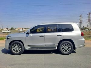Nuevo Toyota Land Cruiser GXR Grand Touring 2021, transmisión automática, 300-399 HP, 7 plazas - Product Image 3