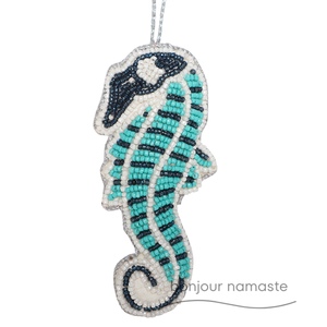Ornamento di natale di cavalluccio marino | Ricamato di paillettes a tema oceanico con perline blu scuro - Product Image 1