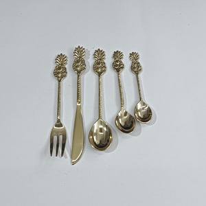 Juego de Cubiertos de Latón con Diseño de Piña y Logotipo Personalizado, con Mango Acanalado Dorado, Incluye Cuchara, Tenedor y Cuchillo - Product Image 2