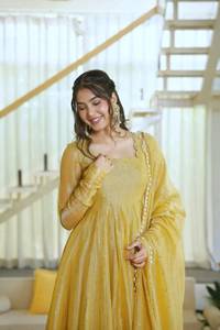 Robe de soirée de créateur en soie Salsa avec détails en feuille métallisée, bas en micro-coton et dupatta en soie Salsa, ensemble entièrement cousu prêt-à-porter - Product Image 3