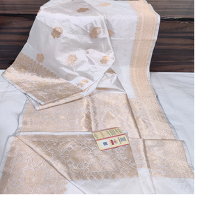 Sarees de seda brocados hechos a medida en base amarilla y borde y patrones de color verde y dorado ideales para reventa por tiendas de telas - Product Image 2